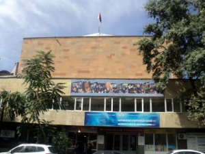 Yerevanda Rus Dram Teatrını bağlayırlar
