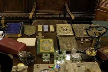 Stalinin itən xəzinəsi tapıldı: qızıl kitablar, 8 kiloqramlıq külçələr..