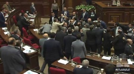 Ermənistan parlamentində kütləvi dava olub - 