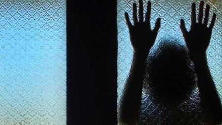 36 yaşlı oğlan dəli qıza dəfələrlə təcavüz etdi, sonra hamama saldı... - Ba ...