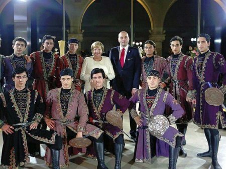 “İrəvan və Tiflisdən fərqli olaraq Bakı yalvar-yaxar etməyib”