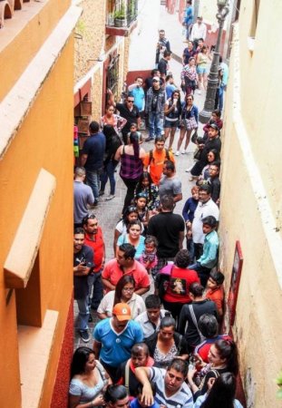 Burada öpüşmək üçün saatlarla növbədə gözləyirlər