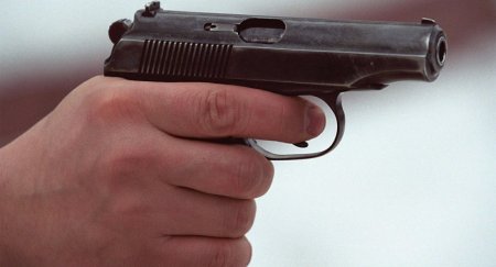 Eşitmə qüsurlu bacısına təcavüz etdiyi üçün dostunu güllələdi