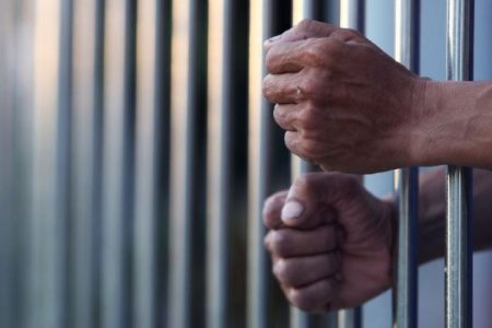 Azərbaycanda ərdən məktəbin həyətində dəhşətli hərəkət: Müəllim arvadını ba ...