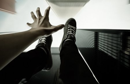 Gənc oğlan özünü 13-cü mərtəbədən atdı - BAKIDA