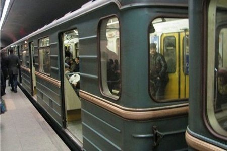 Bakıda metroda oğlan qızı təpiklədi - Dodağı partladı