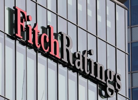 “Fitch” qarşıdakı üç ildə manatın məzənnəsinin sabit qalacağını proqnozlaşd ...