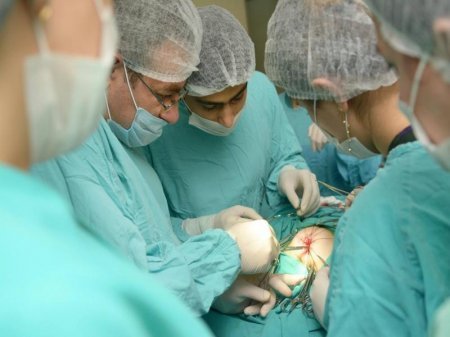 14 yaşlı qız uşağının qarnından kişi orqanları çıxarılıb - Bakıda ŞOK