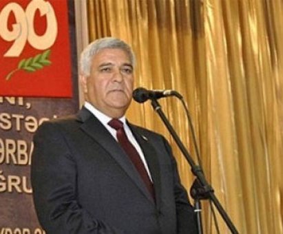 Sabirabadın başçısı 5 uşaqlı ataya zülm edir, oğlu isə kef-damaqda - Video