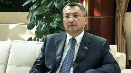 Rövşən Rzayev rüşvətə görə diğər nazirlikdən qovulan, latın əlifbasını bilməyən şəxsi niyə sektor rəisi təyin edib?