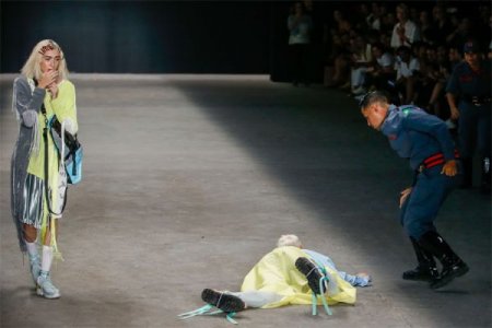 Braziliyada moda sərgisində manekenlərdən biri səhnədə yıxılaraq ölüb