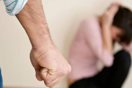 Fatmayi qəsəbəsində ər hamilə xanımını bıçaqlayıb, uşaq tələf olub