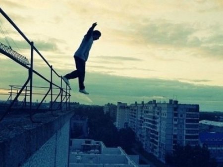 Ölməmişdən əvvəl evə zəng edib, ona gitarasını gətirmələrini xahiş edib