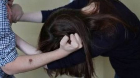 Döydü, sürüyüb mətbəxə apardı, bıçaqla saçını kəsdi və... zorladı?