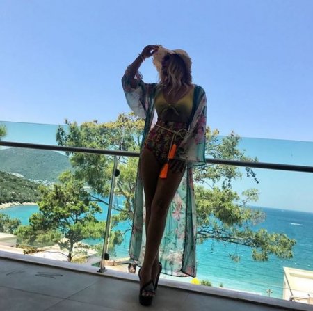 Nura çimərlikdə - Açıq-saçıq foto