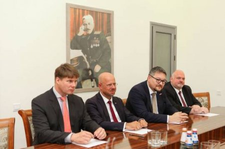 Almaniya deputatları Azərbaycanda Andranikin potreti fonunda əyləşdirildi - ...