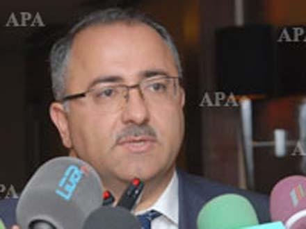 Özünü nazir kürsüsündə görür...