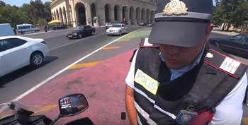 Qanunu bilməyən yol polisi və onu çətin vəziyyətə salan motosikletçi-VİDEO