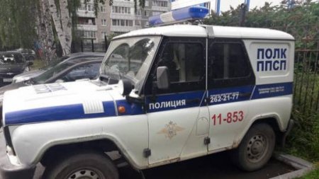 Rusiyada biabırçılıq: polislər gənc qızı xidməti maşında zorladılar