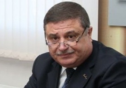 Atası qorxa-qorxa, ürkə-ürkə büdcəni yeyir... - Balası raht-rahat xırıd edir...