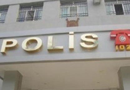 Gənc qız polisi kürəyindən qayçı ilə vurdu - Salyanda