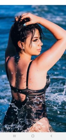 Aparıcı Mələk qara tül bikinidə