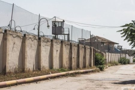 Bakıdakı “Caspian” otelinin qarşısında, gecə qaranlığında heroin alveri