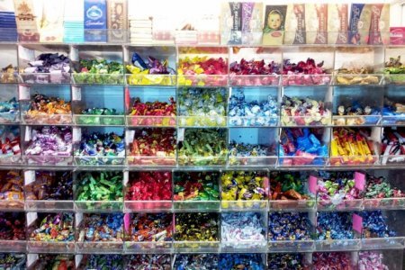Marketləri bəzəyən bu konfetlər təhlükə saçır - Ekspertdən həyəcan siqnalı