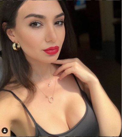 Azərbaycanlı aparıcı hotel otağında sinəsini açdı - FOTO