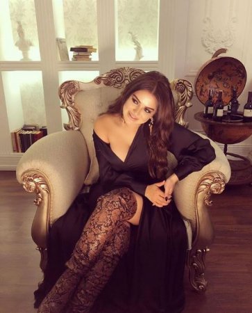 Müğənni Mina sərxoş olub sinəsini açdı - FOTO