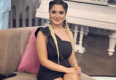 Müğənni Mina sərxoş olub sinəsini açdı - FOTO