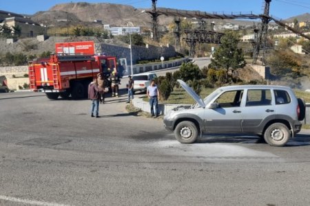 Azərbaycanda polis yanan maşını belə söndürdü - VİDEO