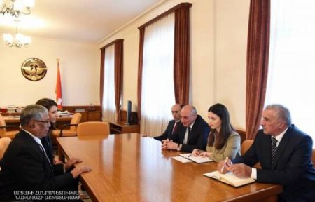Müsəlmanları müdafiə edən vəkil Qarabağda erməni separatçılarına dəstək verdi…