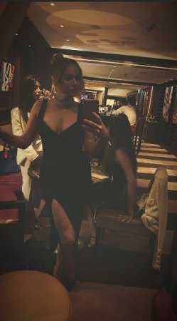 Nigar Camal sinəsini göstərib, ayaqlarını açdı - FOTO