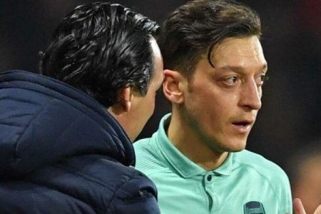 Baş məşqçi Mesut Özilin üzərindən 