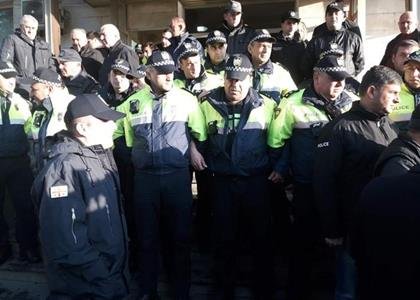 Müxalifətçilər hakim partiyadan olan deputatların ofislərini qıfıllayırlar