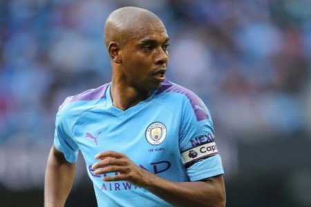 Məşhur futbolçu klubunu dəyişir