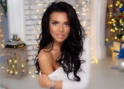 Model kamera önündə soyundu FOTOSESSİYA