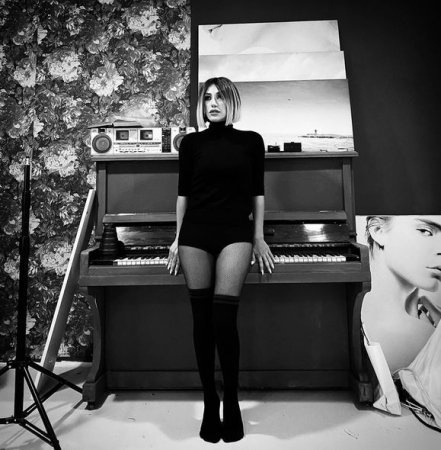 Röya qısa şortu ilə səs-küy yaratdı - FOTO