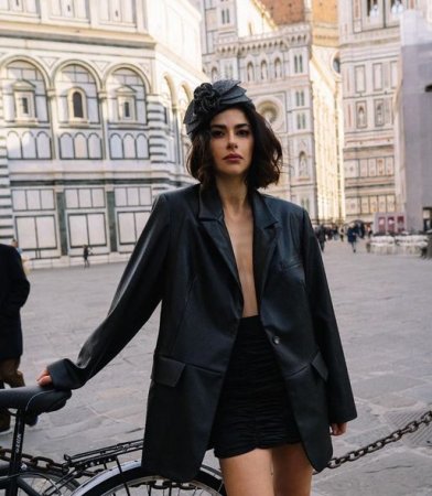 Nəsrin Cavadzadə İtaliya küçələrinə alt paltarsız çıxdı – FOTO