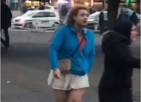 Mini-yubkalı kişi hicablı qadına hücum etdi... – İnsanlığın sonu...-VİDEO