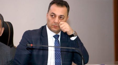 Vüqar İskəndərov qoçu dəstəsi saxlayır?