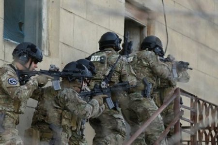 DTX Neftçala İcra Hakimiyyətinin binasına girdi - Xüsusi əməliyyat olduğu d ...