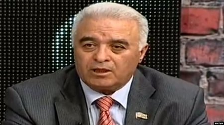 Deputatın adı QALMAQALDA HALLANIR