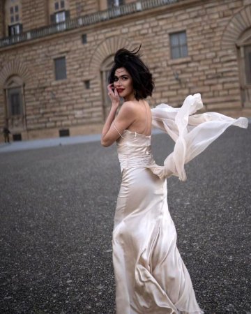 Nəsrin Cavadzadə İtaliyada sinəsi açıq ağ əlbisədə - Foto