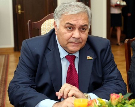 Oqtay Əsədov iclaslara niyə gəlmir?