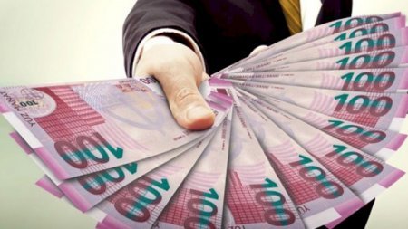 “Azərbaycan iqtisadiyyatı irəliyə doğru da gedə bilər, əgər...” - Manat üçü ...