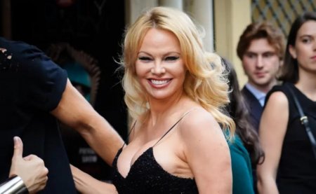 Pamela Anderson cangüdəni ilə sevgilidir