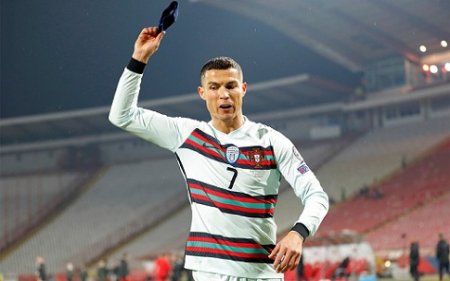 Ronaldo kapitan sarğısını niyə yerə çırpıb? - Özü səbəbini yazdı