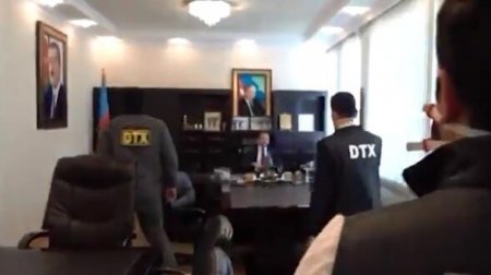 Həbsdən çıxan məmur niyə “kral kimi” yaşayır?